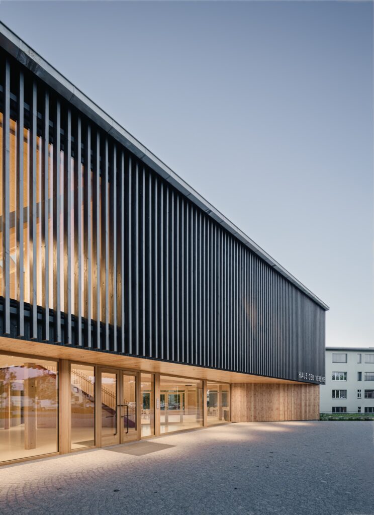 Die unmittelbare Umgebung des Bauplatzes ist von einer heterogenen Bebauung geprägt. Der polygonale Grundriss des Gebäudes reagiert auf die unterschiedlichen städtebaulichen Fluchten im Umfeld und spannt mit dem Kindergarten einen gemeinsamen Vorplatz auf. Foto: Markus Rohrbacher