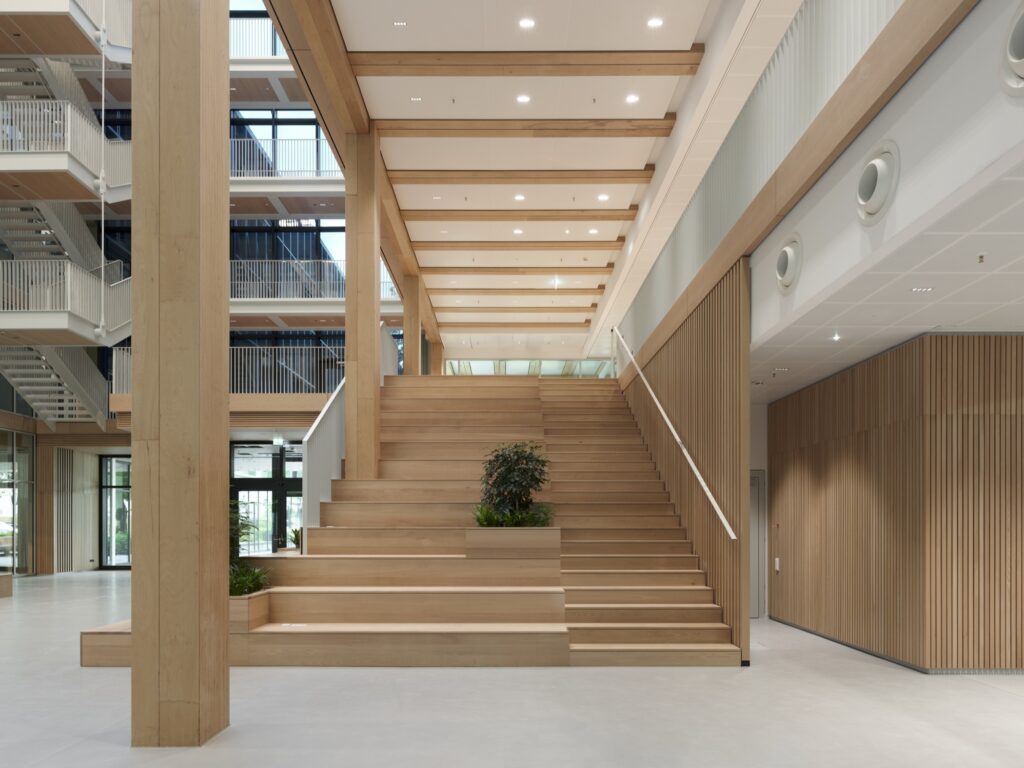 Holztreppe im Atrium mit Sitzm”glichkeiten